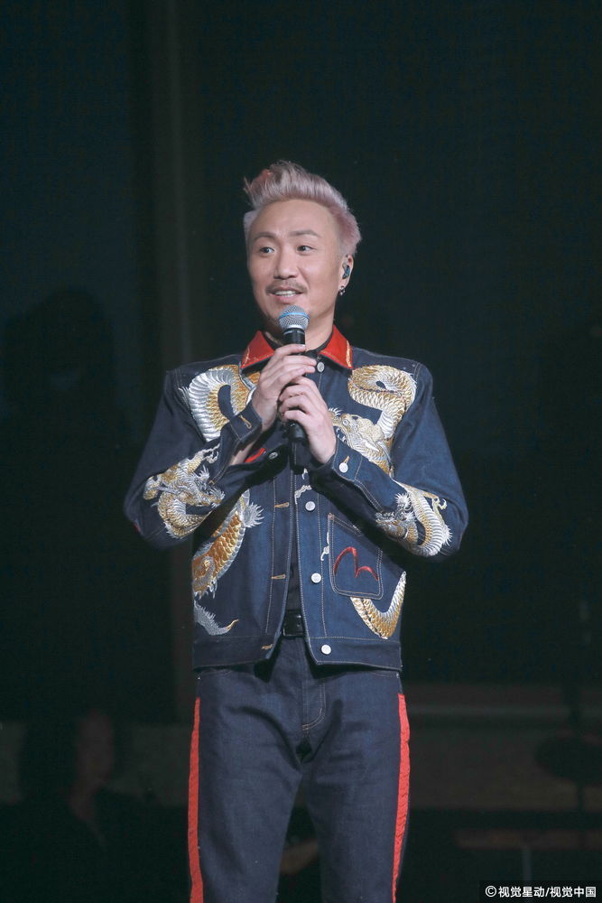 组图:郑中基新春开唱撞脸张学友 唱情歌谢爱妻_高清图集_新浪网
