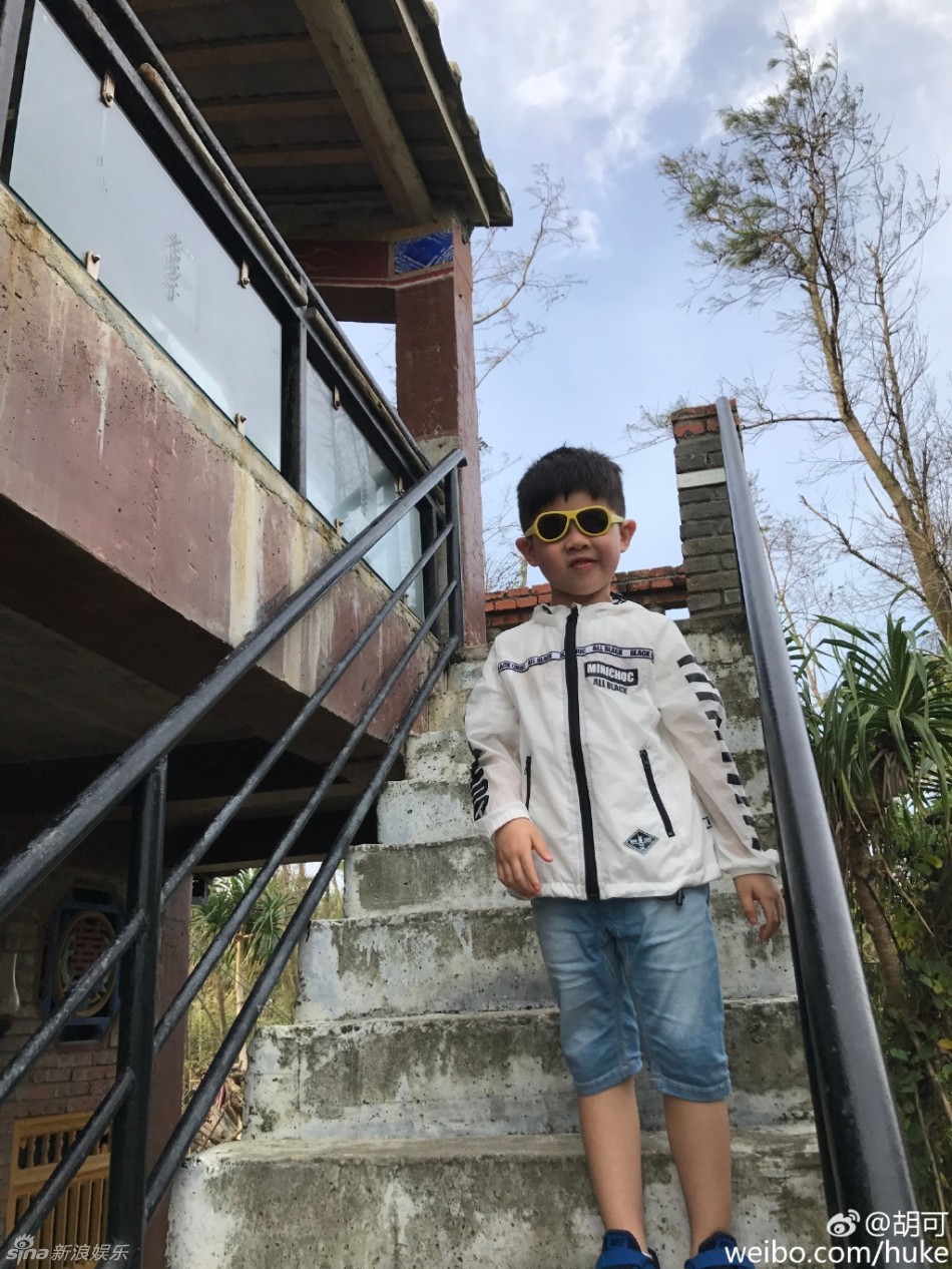 1月30日凌晨,胡可晒出温馨全家福,照片中安吉乖巧可爱,小鱼儿搞怪活泼