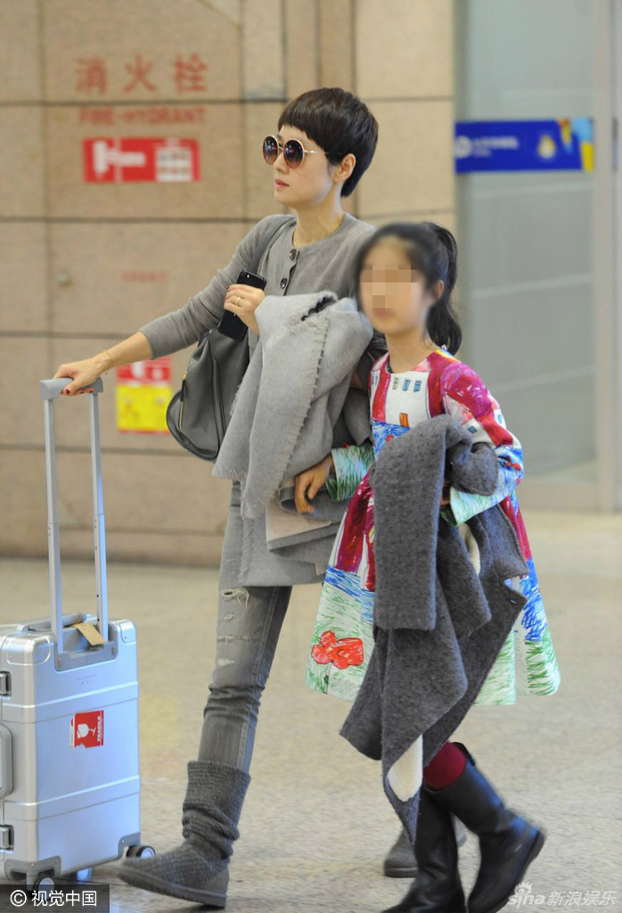 组图:文章马伊琍一家四口现身 两女儿腿长可爱_高清图集_新浪网