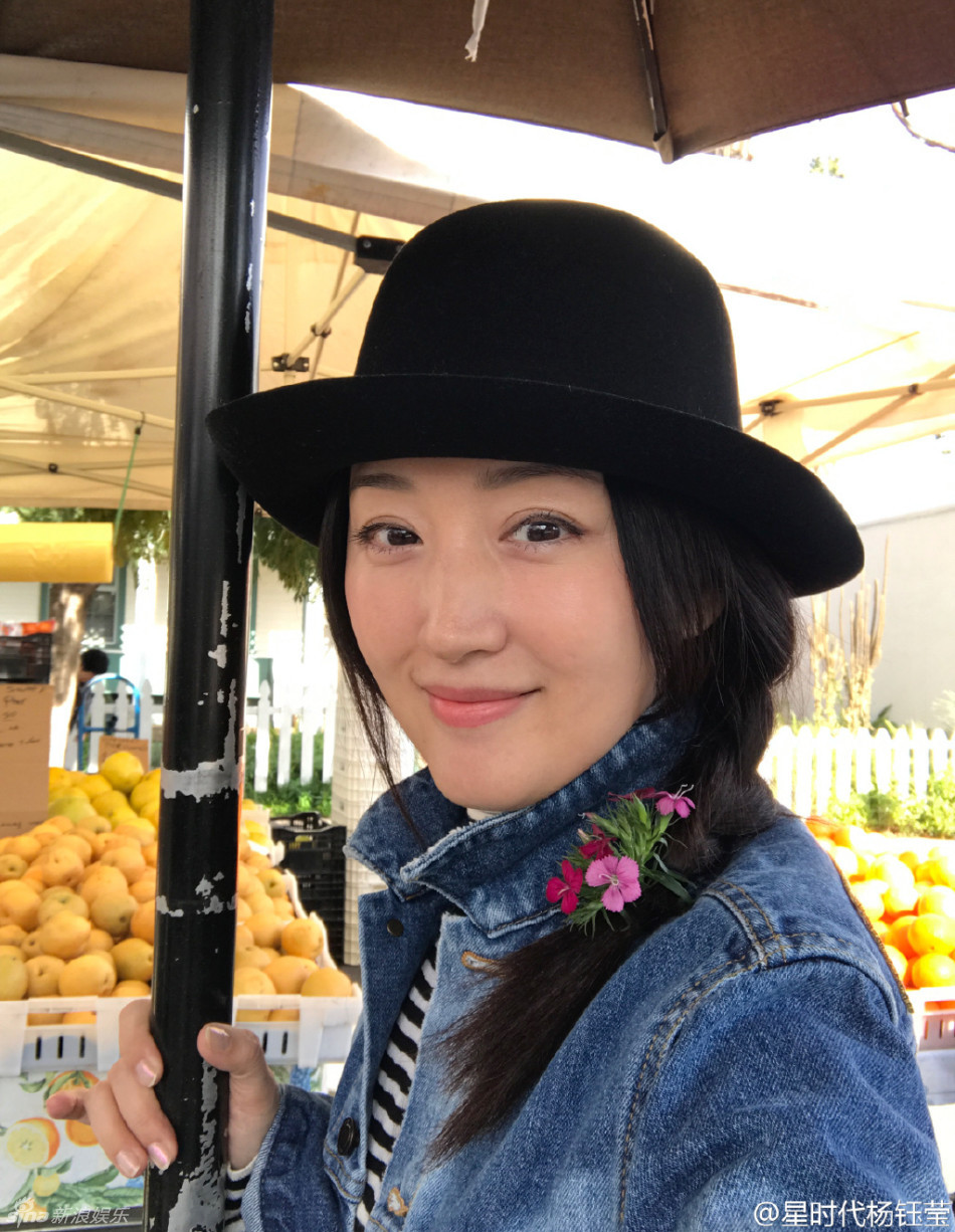 46岁杨钰莹美国逛农贸市场