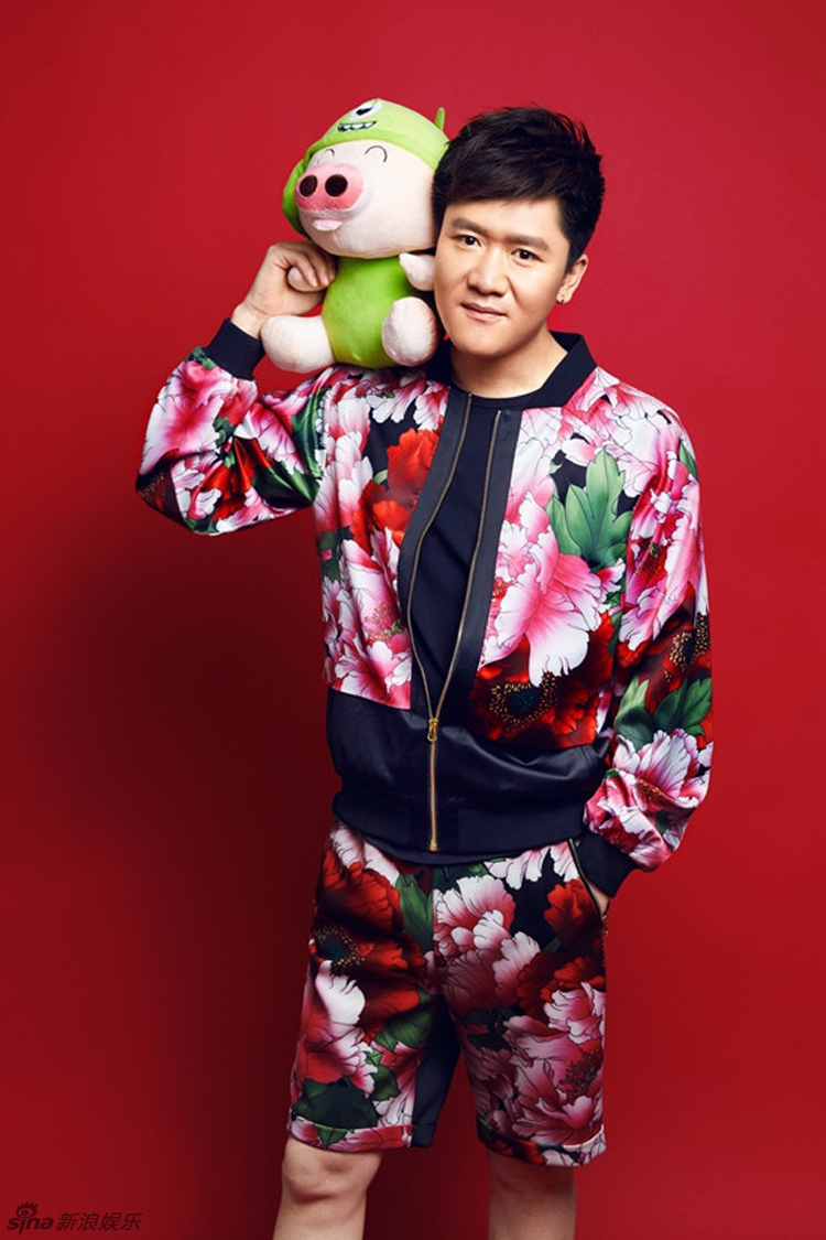 近日,《西游2伏妖篇》猪八戒的扮演者杨一威曝光一组卖萌写真庆贺新年