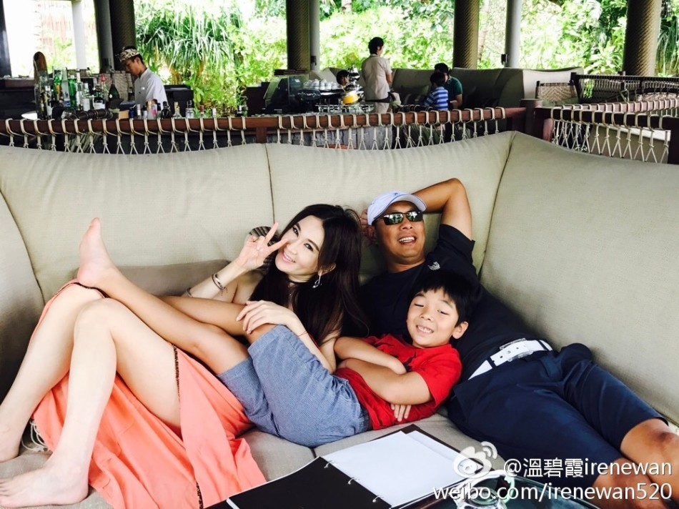 温碧霞携丈夫儿子度假一家幸福惬意齐躺沙发