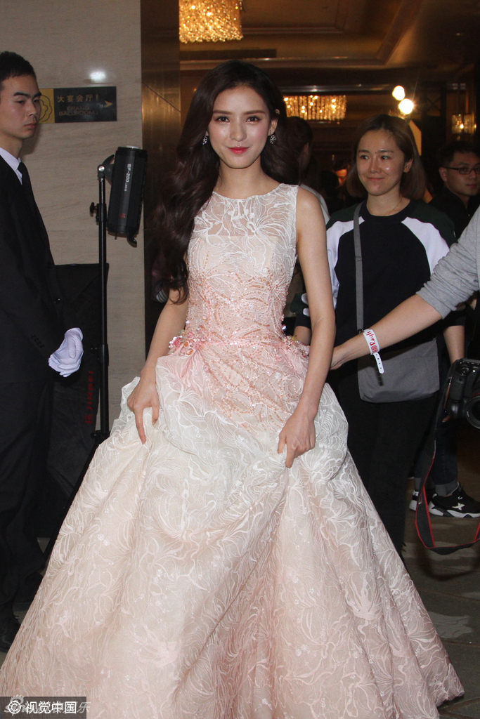 组图:思聪前任张予曦蕾丝裙亮相 恋鲜肉心情好_高清图集_新浪网