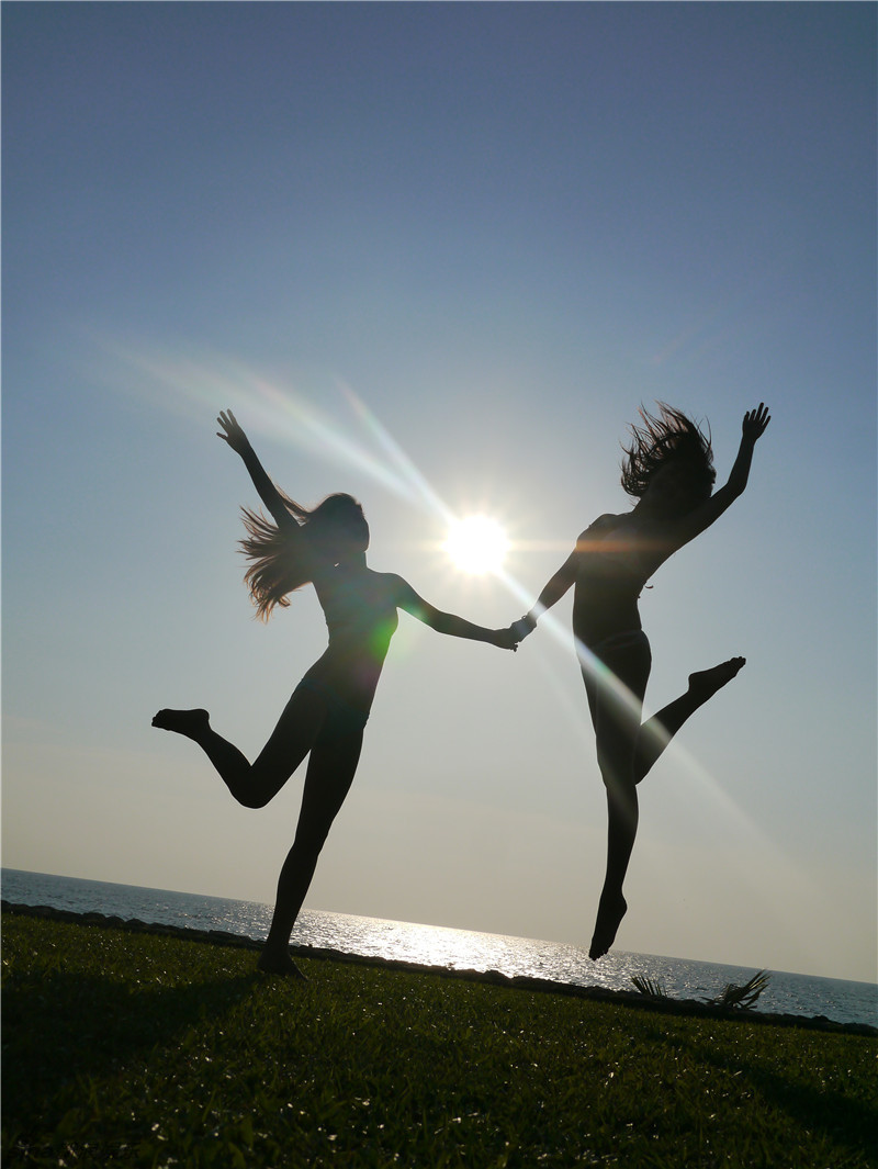 刘芸应采儿海边戏水 性感比基尼火辣撩人