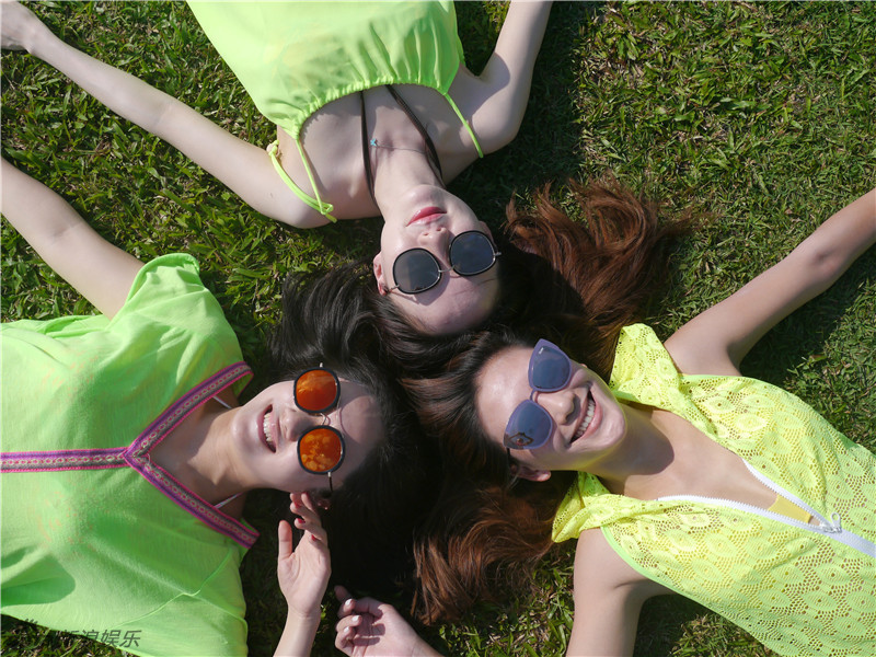 刘芸应采儿海边度假