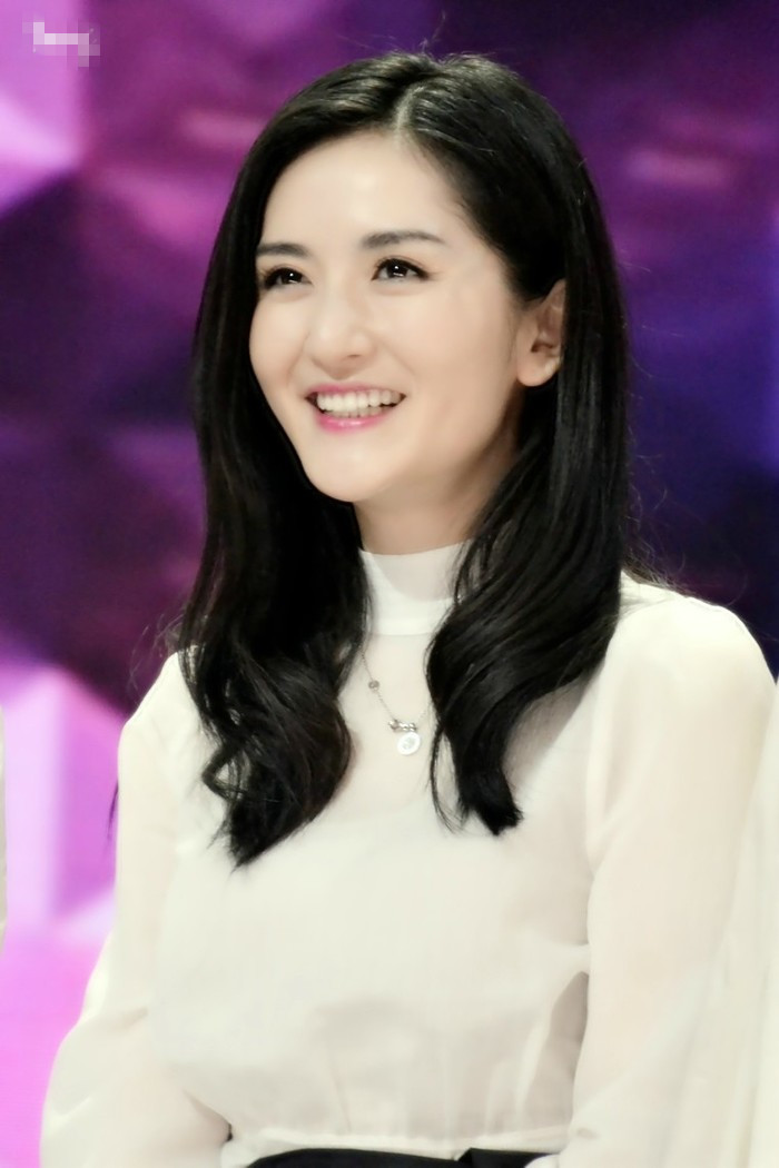 谢娜嘟嘴卖萌红唇诱人