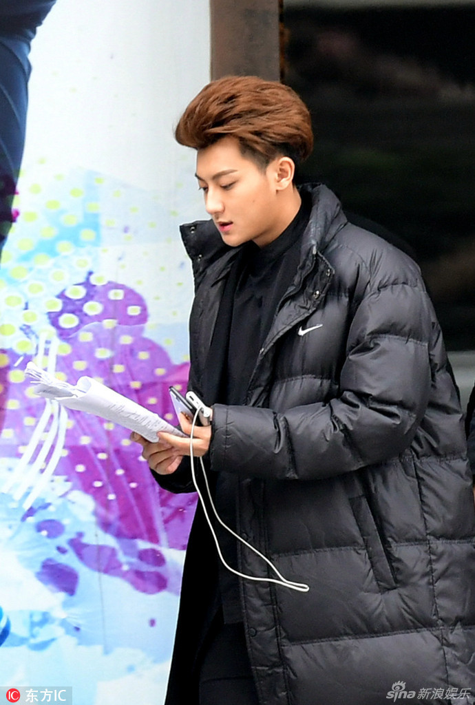 组图:黄子韬发型酷炫 赶赴片场边走边背剧本_高清图集_新浪网