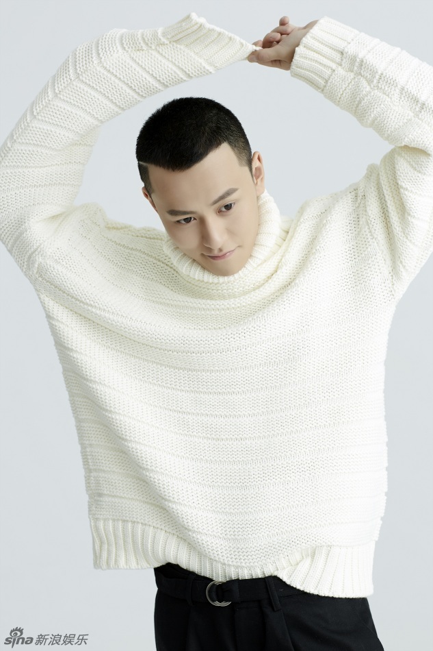 组图:寸头也那么帅!秦俊杰纯净浅笑变清新暖男_高清图集_新浪网