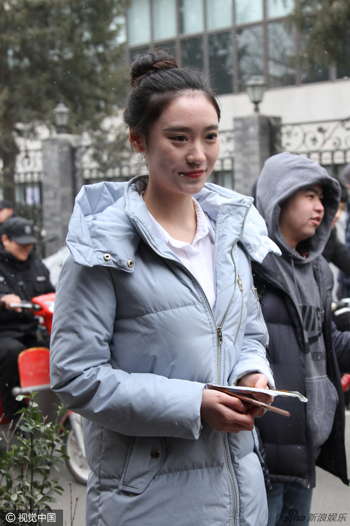 2月7日,2017年艺考拉开帷幕,中央戏剧学院考试第二天,考场外帅哥美女