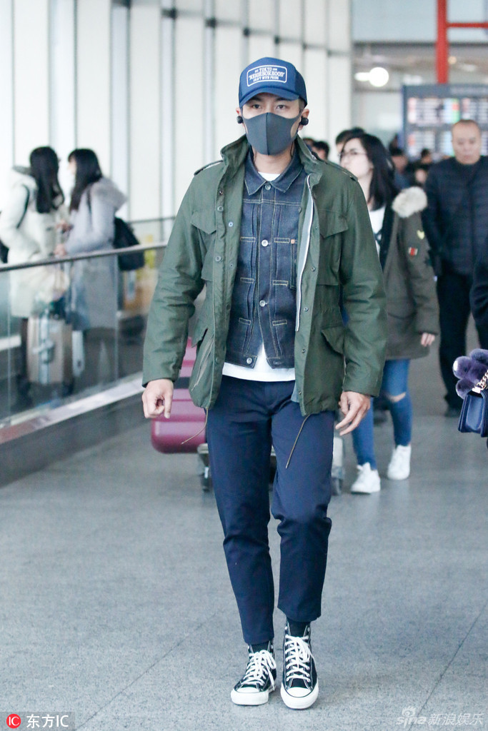 刘恺威全副武装现身混搭装扮潮流有型
