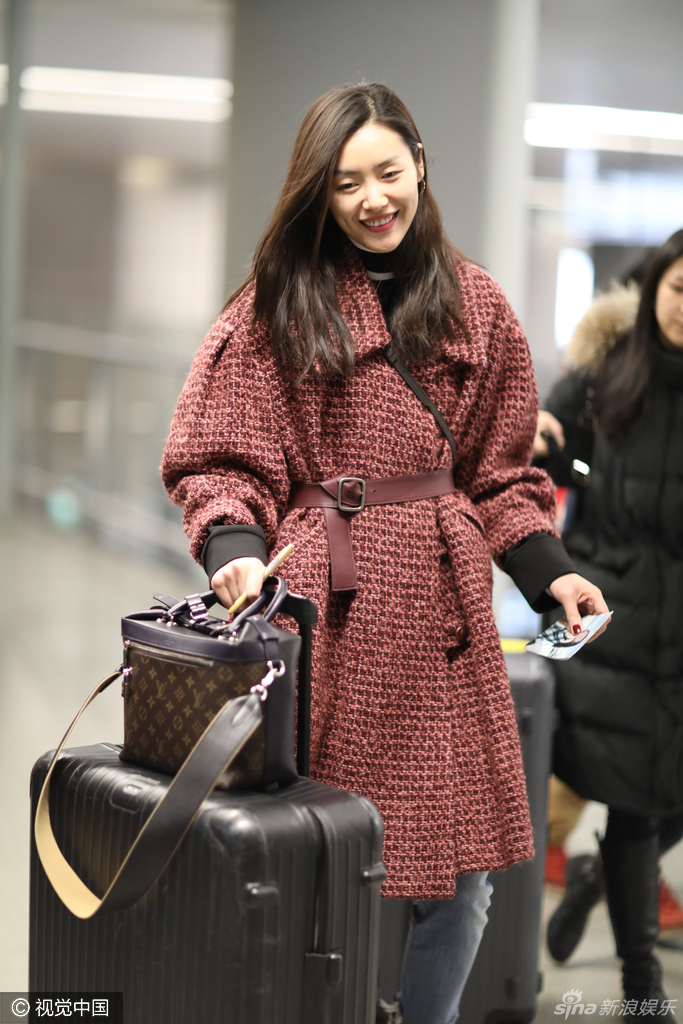 大表姐刘雯灿笑现身机场走路带风气场强