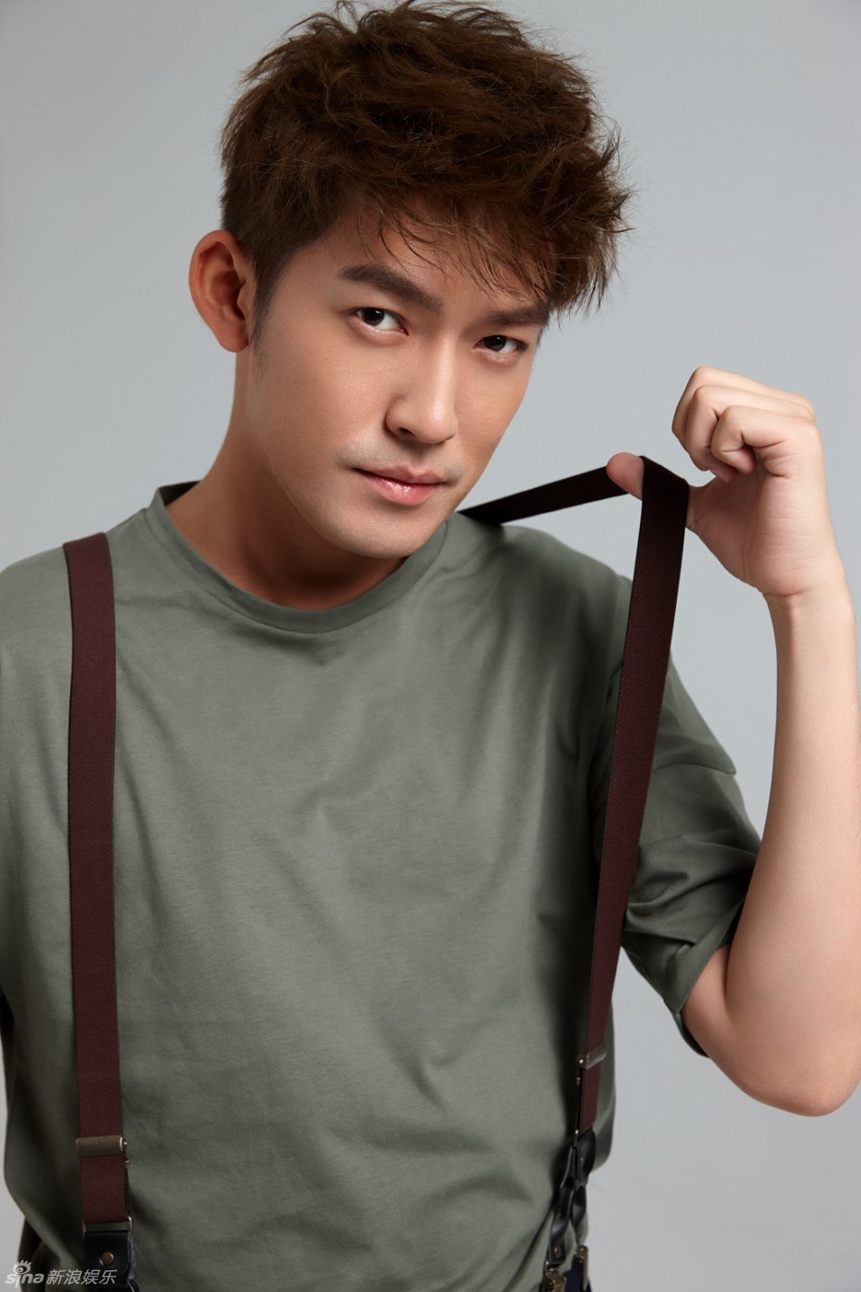 组图:张博演绎暗色系时尚 魅力百变玩转眼神撩_高清图集_新浪网