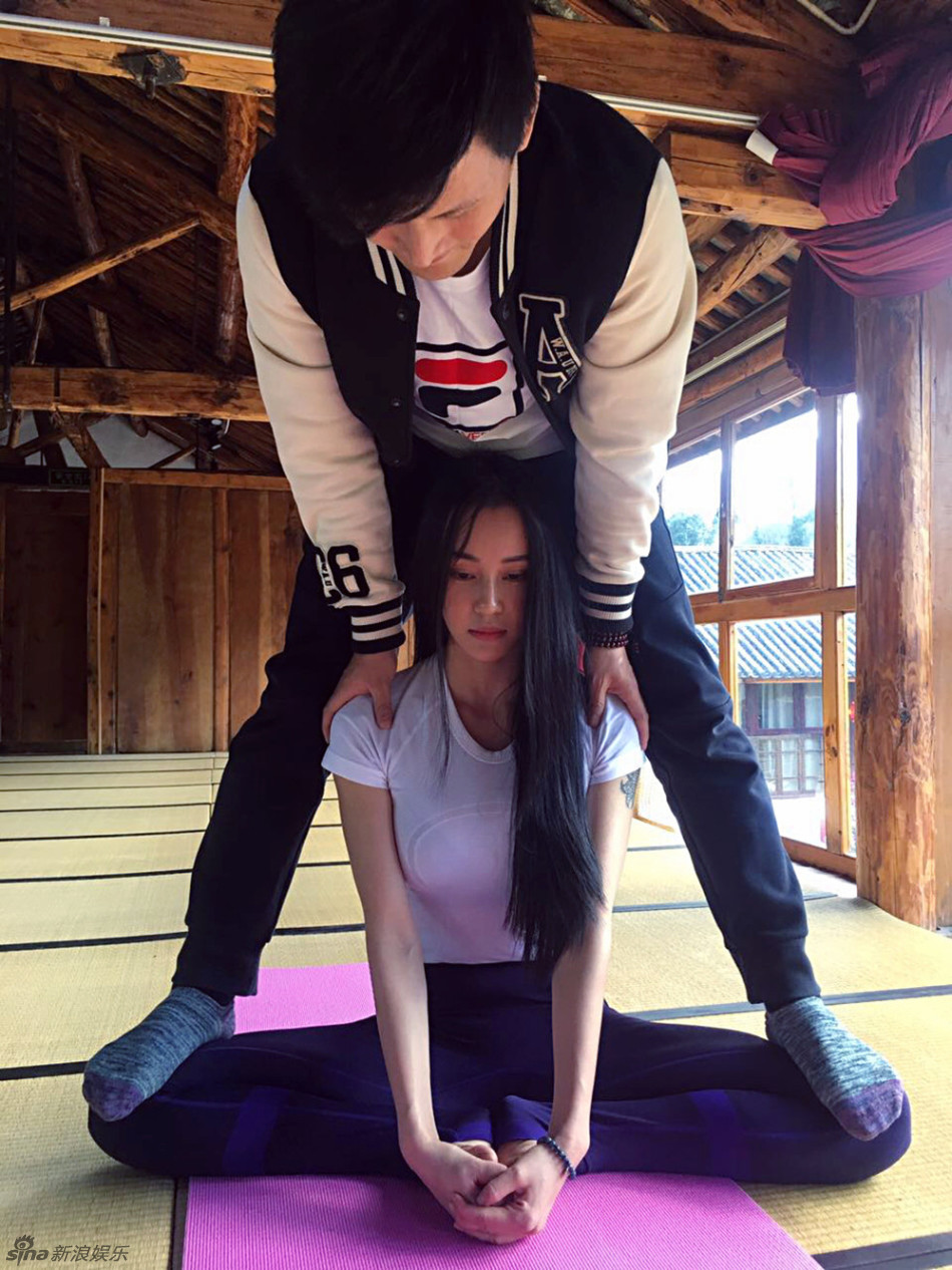 组图:感觉身体被掰弯!母其弥雅瑜伽挑战极限_高清图集_新浪网