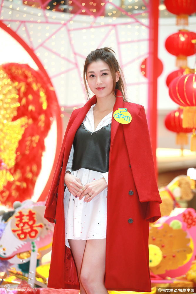 李彩桦红衣亮相气质佳