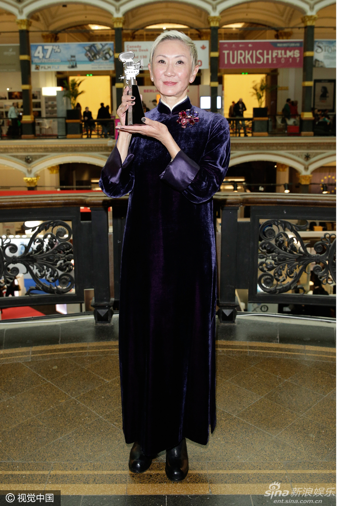 组图:66岁施南生获柏林摄影奖 穿旗袍举奖杯_高清图集_新浪网