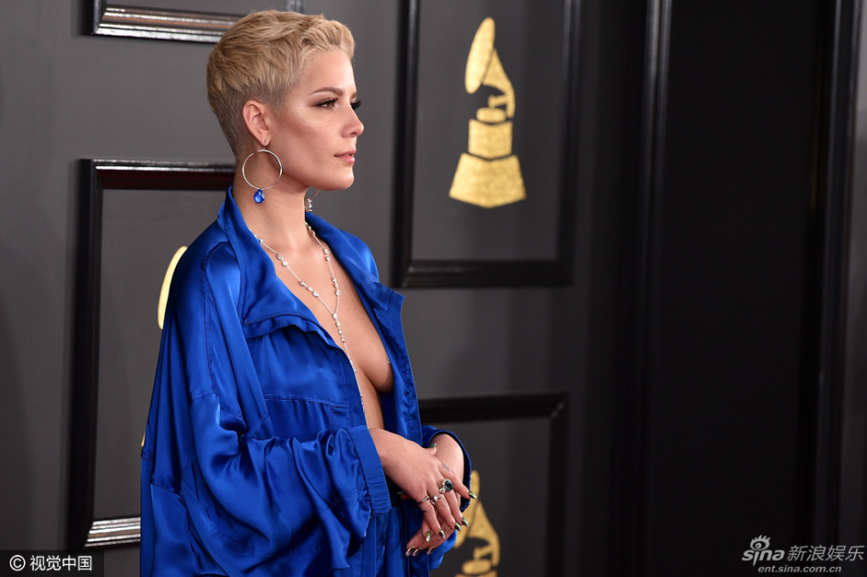 组图:海尔希蓝色睡衣亮相 开胸秀乳沟尺度大胆_高清图集_新浪网