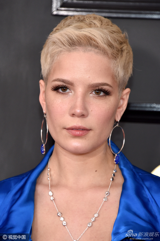 组图:海尔希蓝色睡衣亮相 开胸秀乳沟尺度大胆_高清图集_新浪网