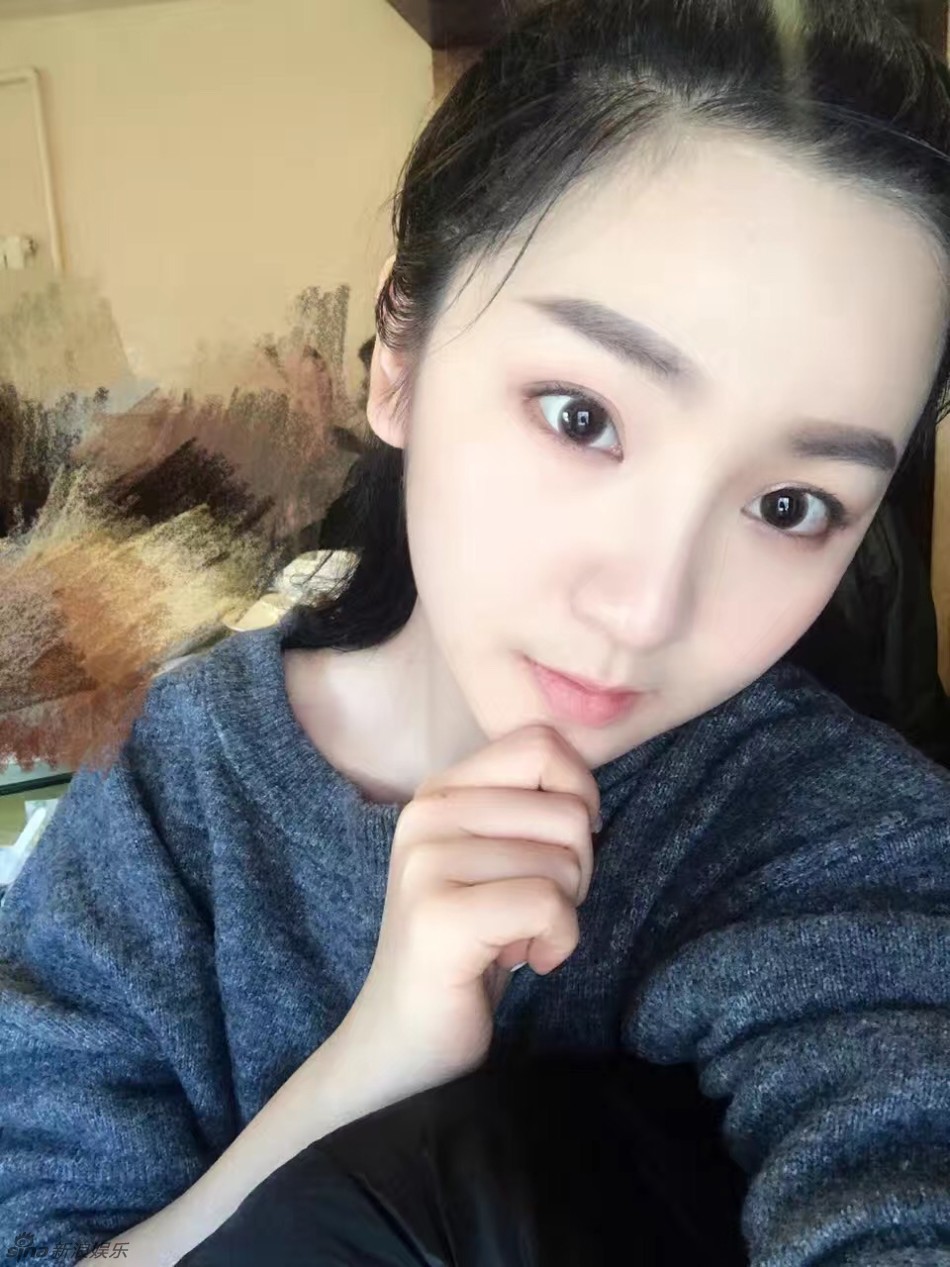 组图:北电张艺馨背景深 17岁获中国校花大奖_高清图集_新浪网