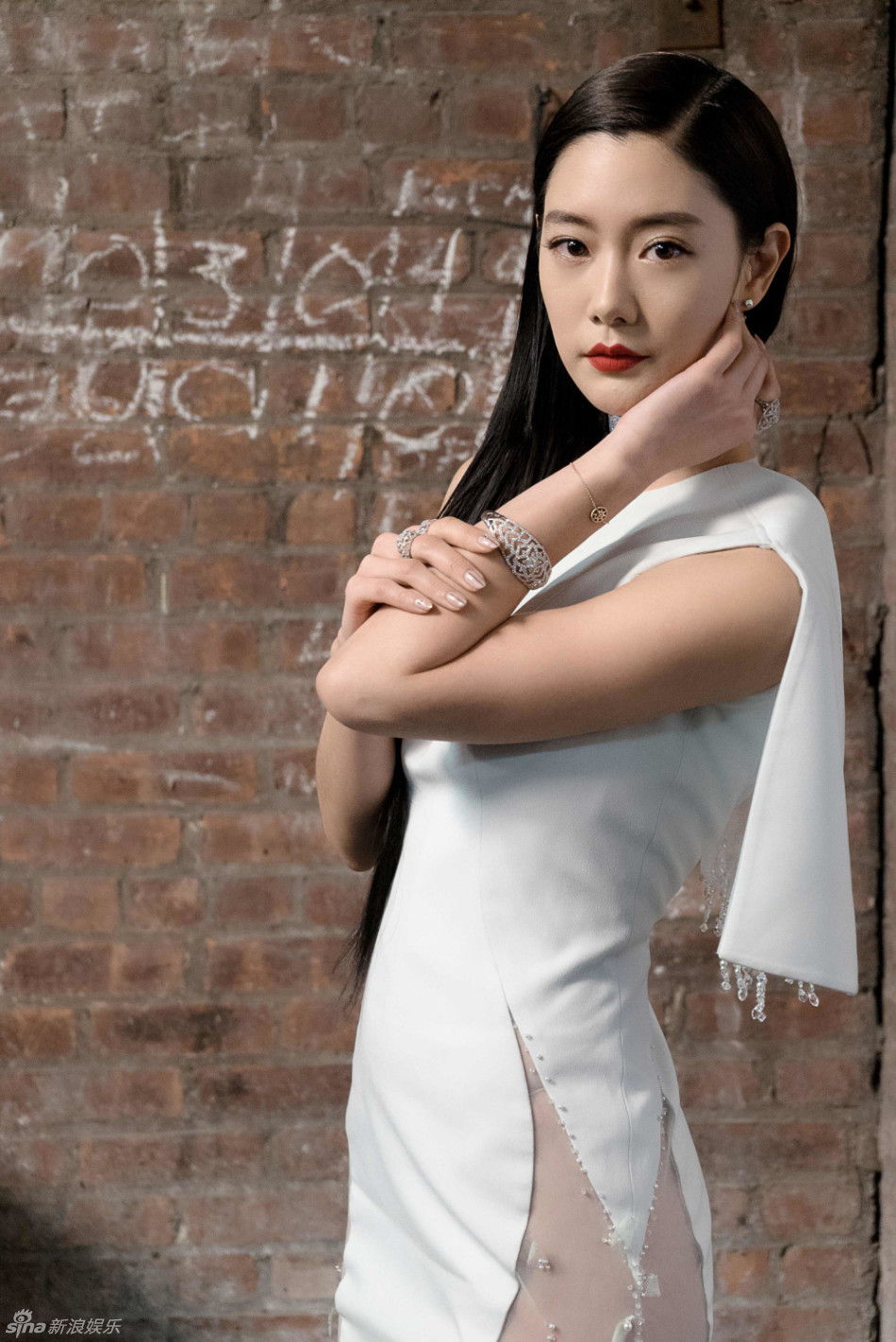 clara亮相纽约时装周 透视秀长腿曲线好[9p]