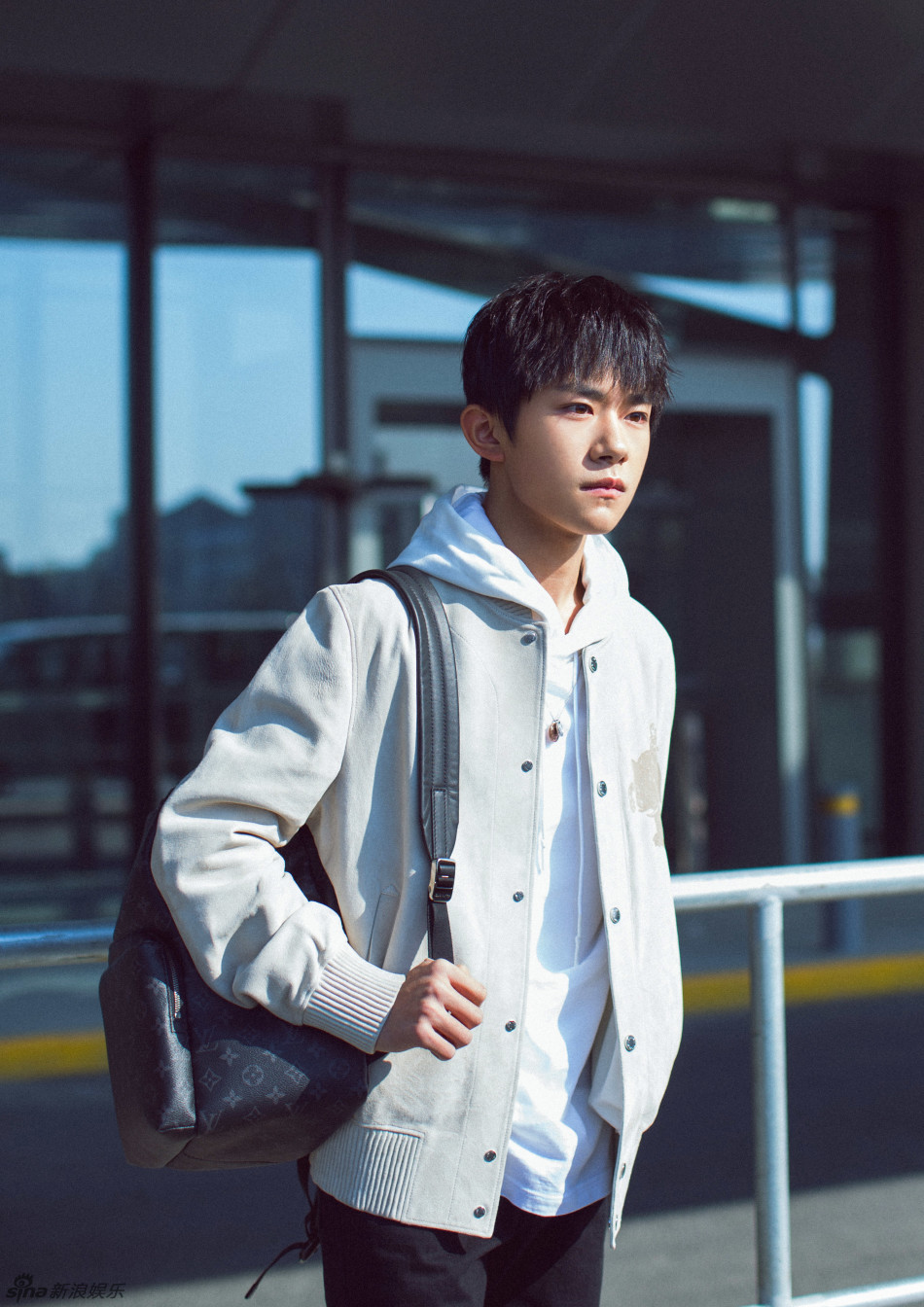 易烊千玺街拍青春十足