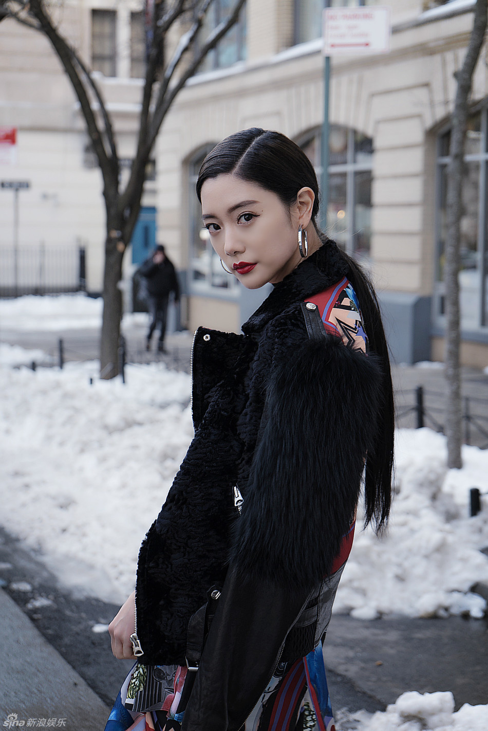 组图:clara纽约街拍不惧寒冷 超低胸波涛汹涌_高清图集_新浪网