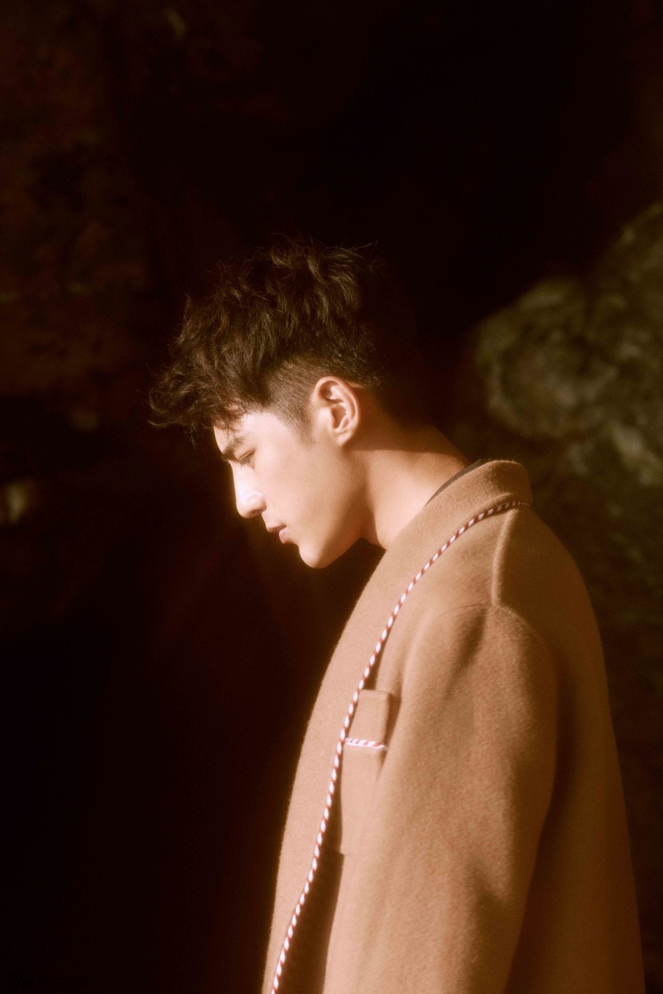 照片中姜潮或身着米色大衣,或一身睡衣款套装随意搭配,碧海蓝天间光影