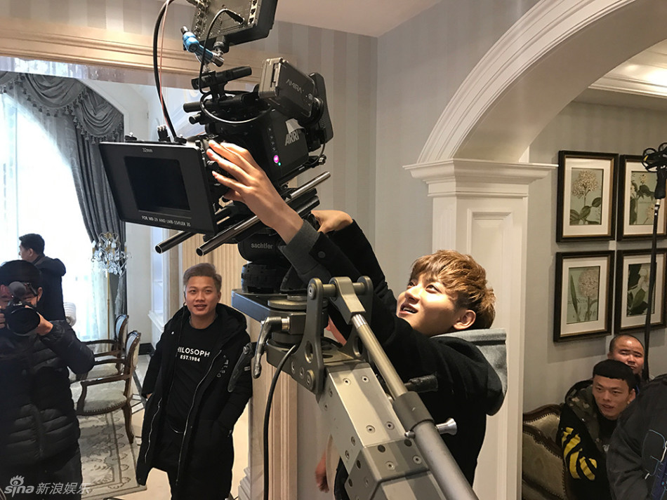 组图:黄子韬拍戏花絮曝光 剧本不离手很敬业_高清图集_新浪网