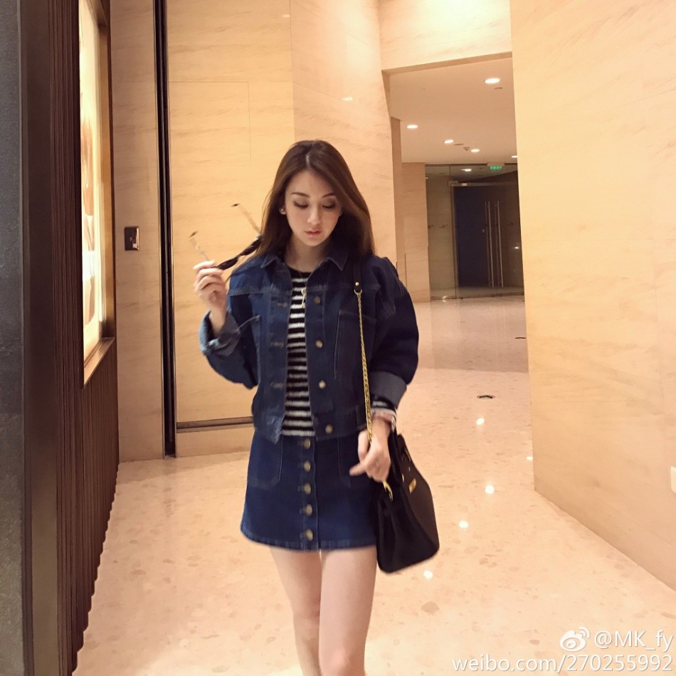 组图:天王嫂方媛秀香肩美腿 春意盎然仙气足_高清图集_新浪网