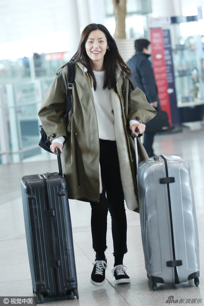 组图:刘雯长腿藏不住 亲力亲为推两大行李箱_高清图集_新浪网