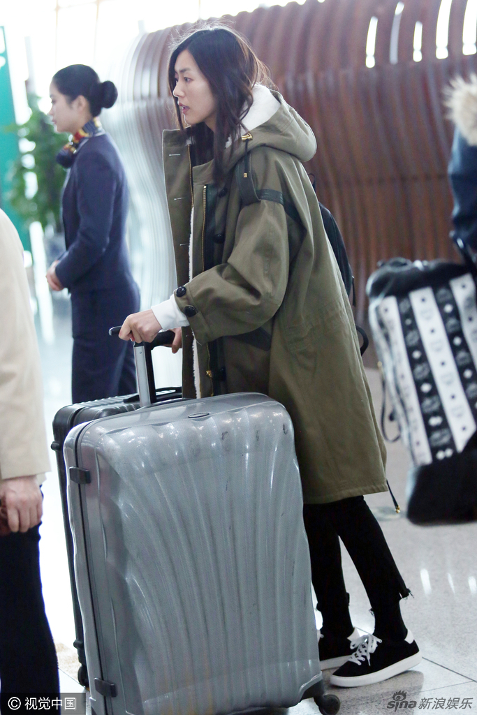 组图:刘雯长腿藏不住 亲力亲为推两大行李箱_高清图集_新浪网