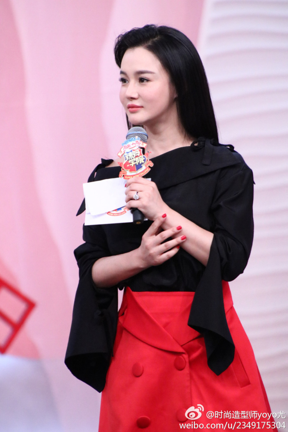 邹市明娇妻冉莹颖搭档"暴瘦"的李维嘉主持综艺节目,花式秀身材,美艳