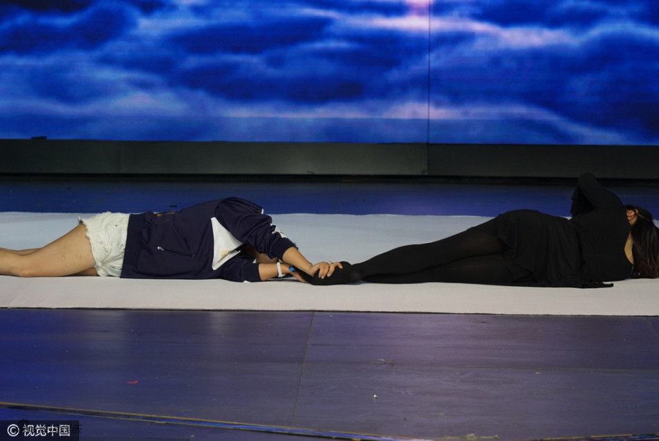 组图:太拼了!何洁光脚穿短裤挑战艺术体操_高清图集_新浪网