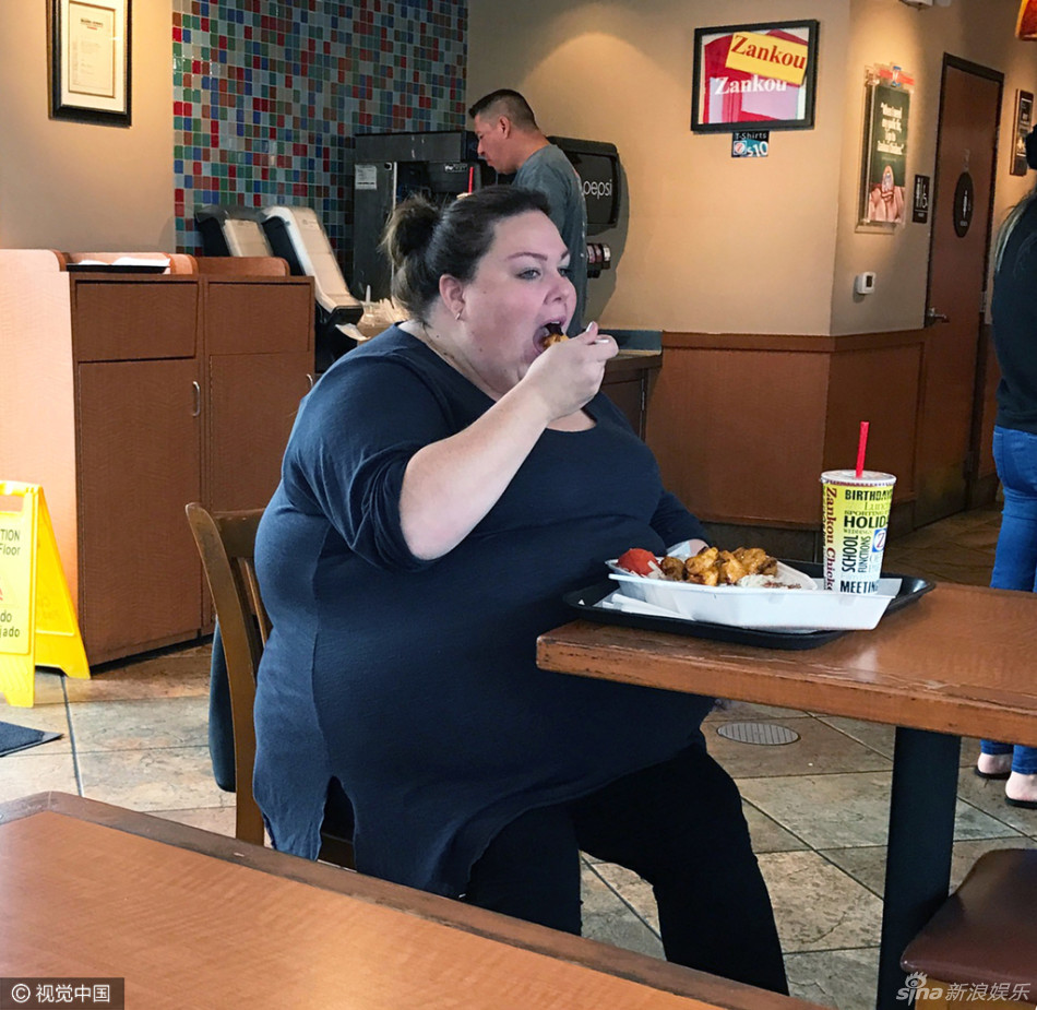 胖美女克丽丝穿黑衣似肉球疯狂进食