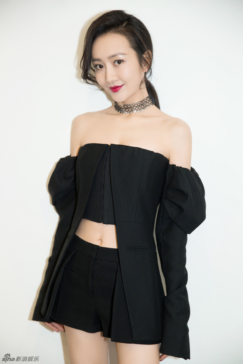 王鸥穿抹胸装秀香肩
