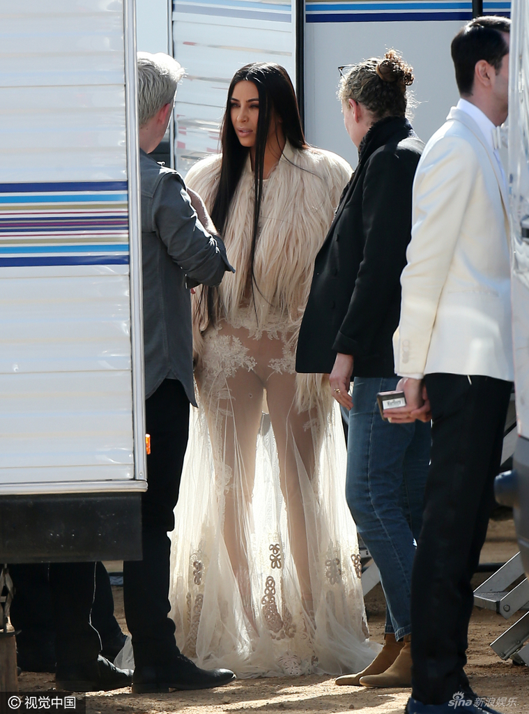 组图:卡戴珊拍新片造型厉害了 裙子透明如没穿_高清图集_新浪网