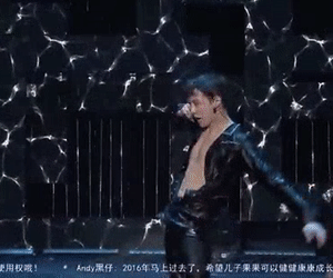 张艺兴湿身热舞