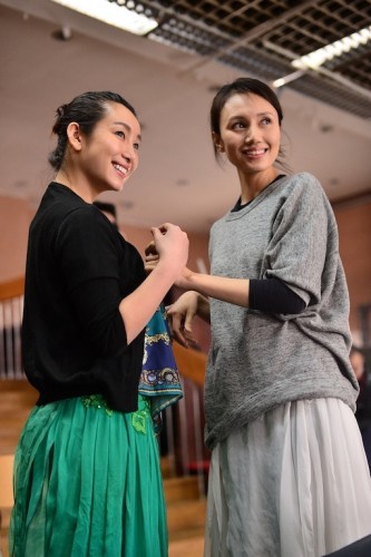 组图:《青蛇》排练 秦海璐袁泉蛇妖化人