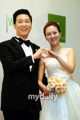 组图:韩星张润贞婚前记者会称想多生孩子