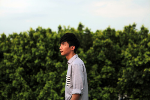 主题:陈楚生台湾拍摄mv 花絮曝光眼神忧郁