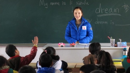 李小璐开班教英文 打工子弟圆梦练口语