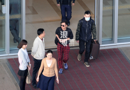 文章出轨门后首度亮相 不躲不藏大方示人