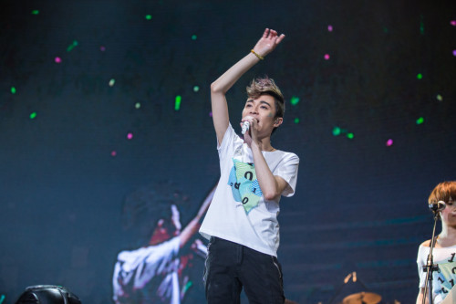 苏打绿香港开唱激光秀 家凯脱衣秀身材|苏打绿|演唱会|脱衣秀_新浪