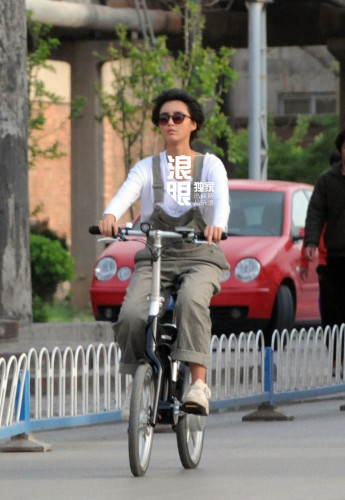 张歆艺798独自骑车 摘花心情好