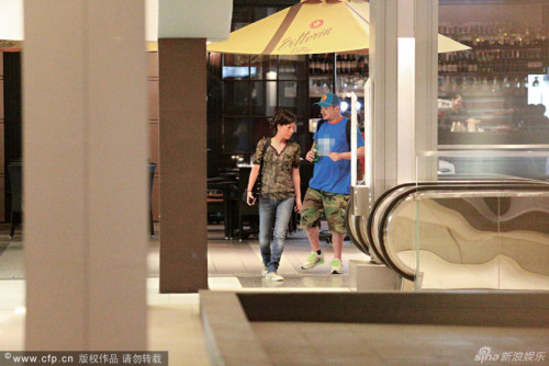 林忆莲与小男友当街搂抱亲热(图)