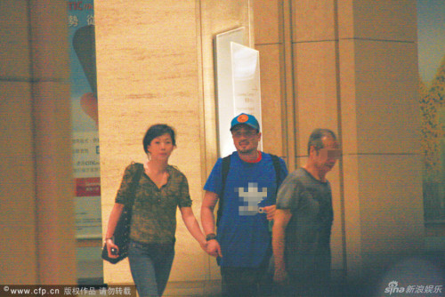 林忆莲与小男友当街搂抱亲热(图)