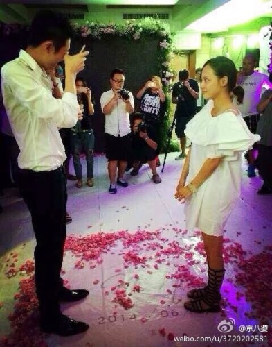 疑似男友跪地向张嘉倪求婚