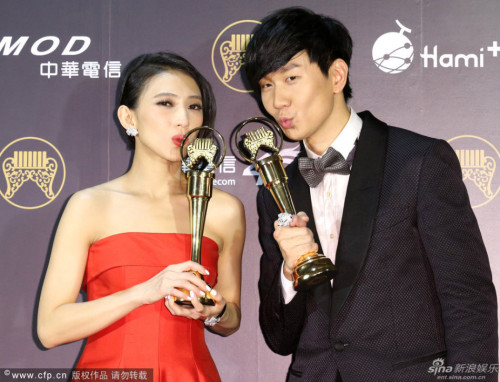 林俊杰戴佩妮亲吻奖杯