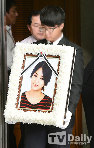 韩女团已故成员出殡 亲友泪眼相送(图)|ladiescode|车祸|高恩妃_新浪