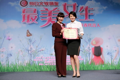 闫妮助阵校园活动