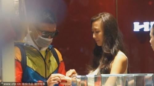 孙红雷携女友挑钻戒